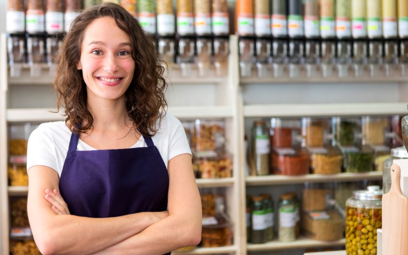 Comerciante frente a los productos de su tienda, imagen de negocios latinos en Londres