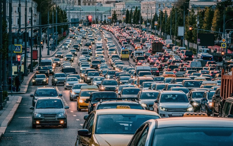 Numerosos vehículos en una avenida urbana congestionada