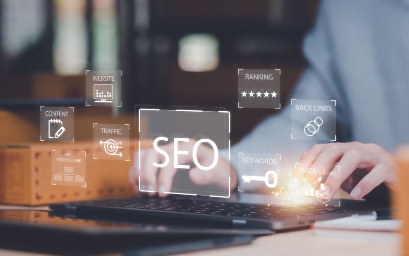 Herramientas de SEO en un portátil para el marketing digital de negocios latinos en Londres